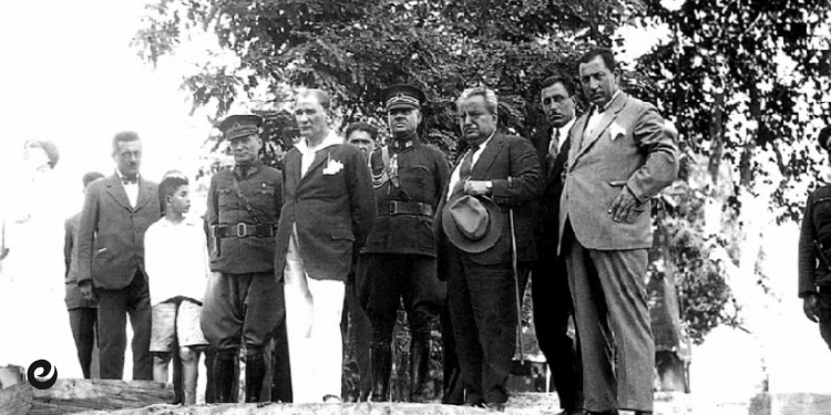 Atatürk ve Yürüyen Köşk 1 Atatürk ve Yürüyen Köşk